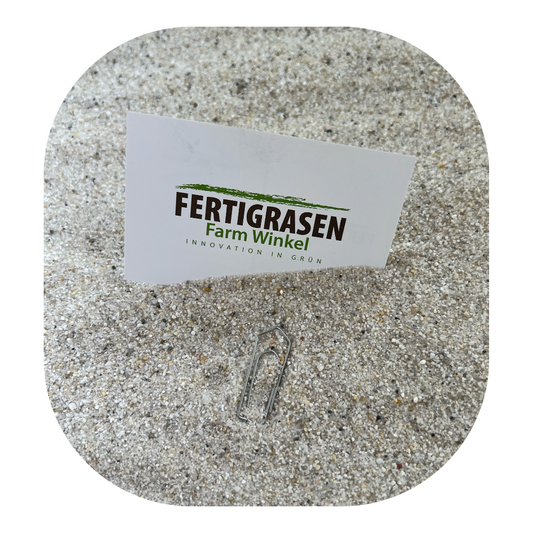 Rasensandkörner der größe 0,4 - 1,4 mm im vergleich zu einer Büroklammer