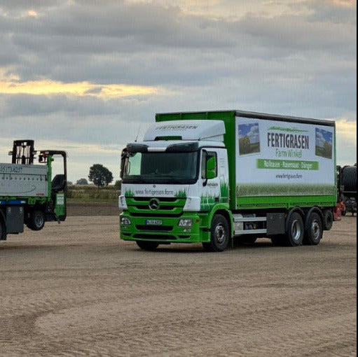 Liefer-Lkw der Fertigrasen Farm Winkel auf dem Hof