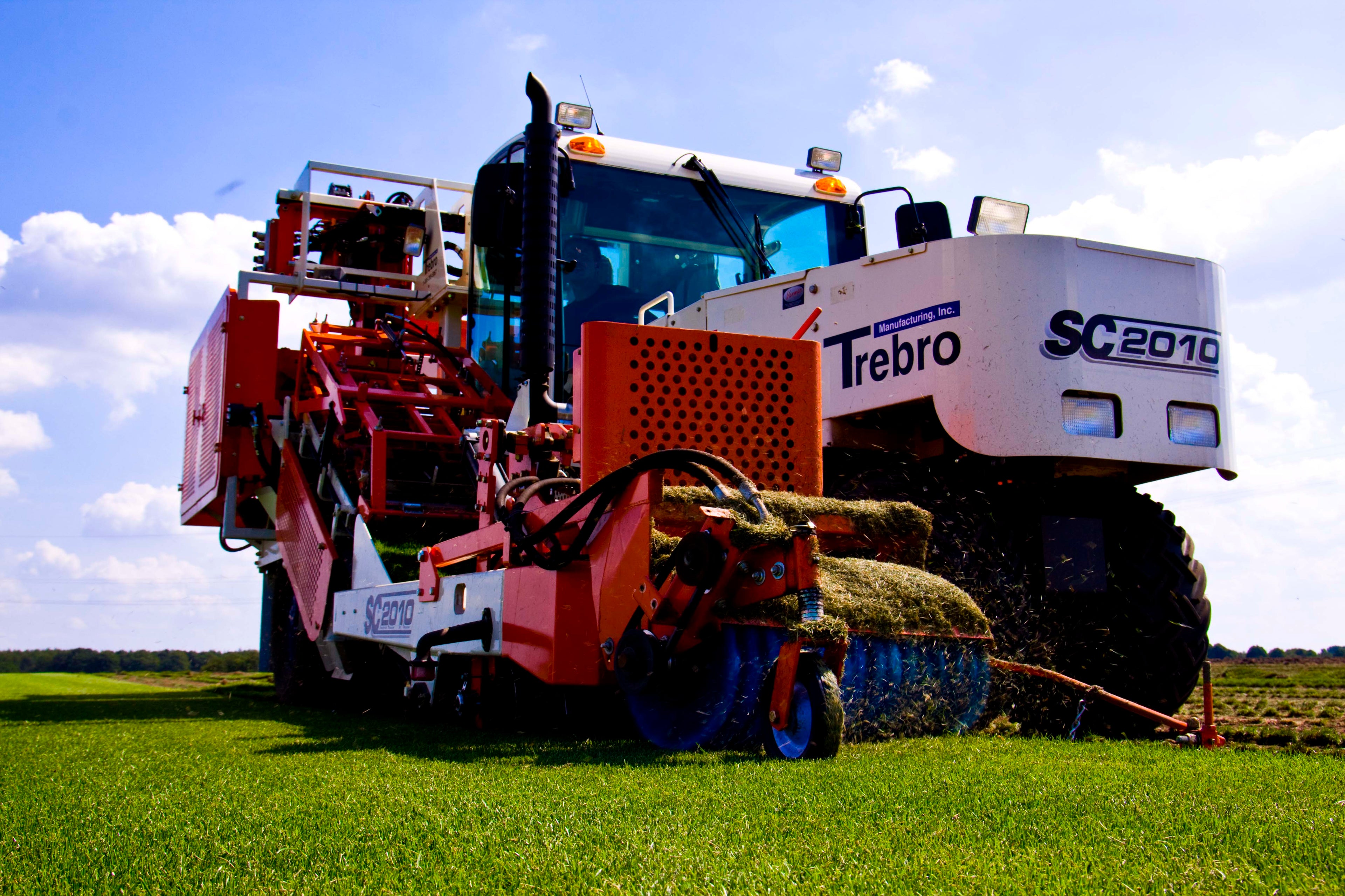Eine Maschine Trebro SC2010 zum Rollrasen ernten in Action. Aum einem Rasenfeld in 31311 Katensen