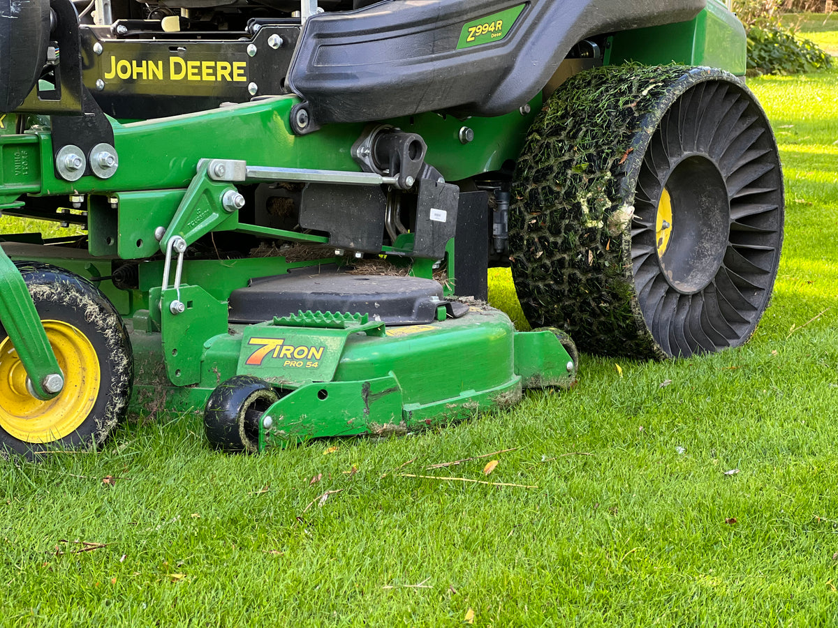 John-Deere-Rasenmäher auf einer Rasenfläche