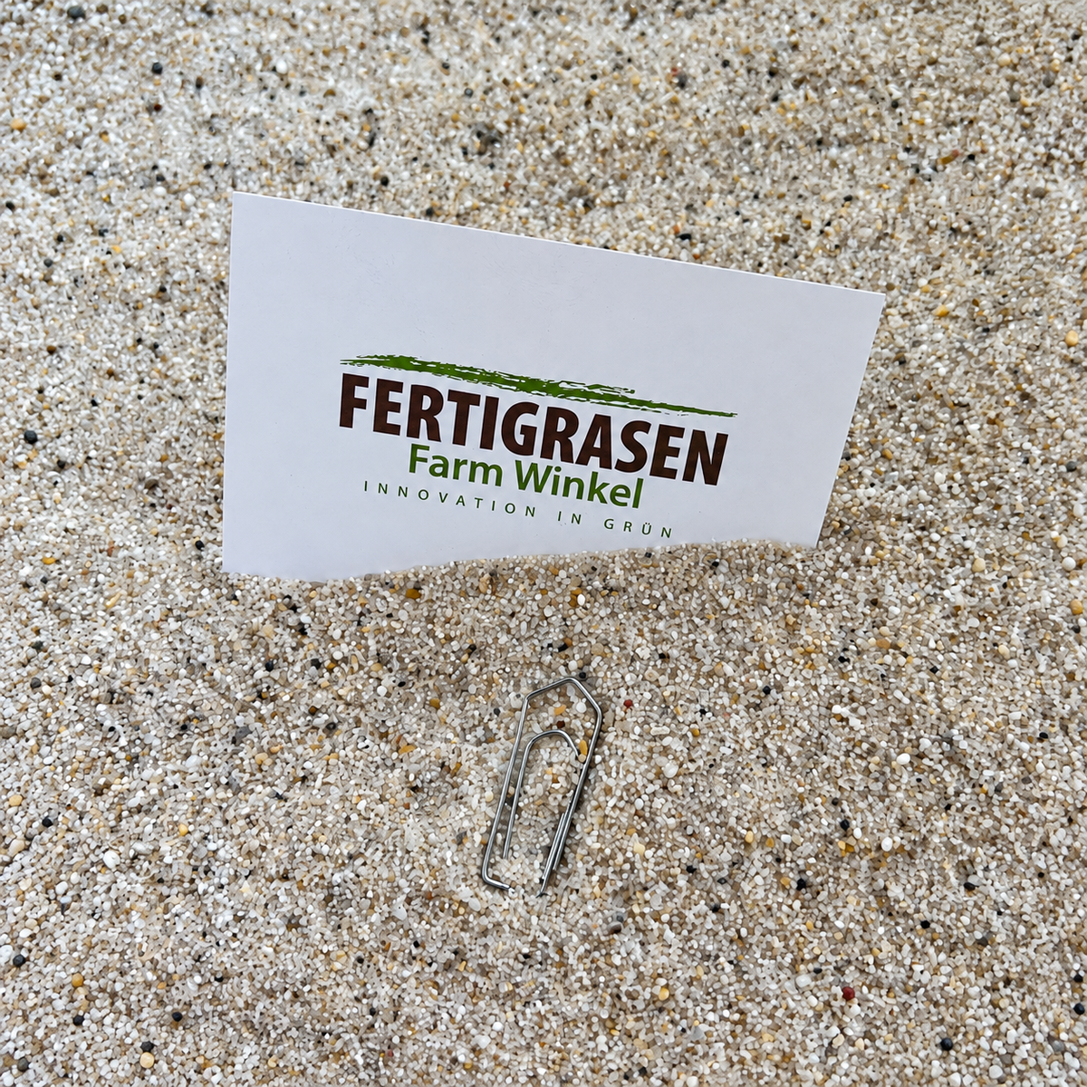 Quarzsand 0,4–1,4 mm mit Visitenkarte und Büroklammer