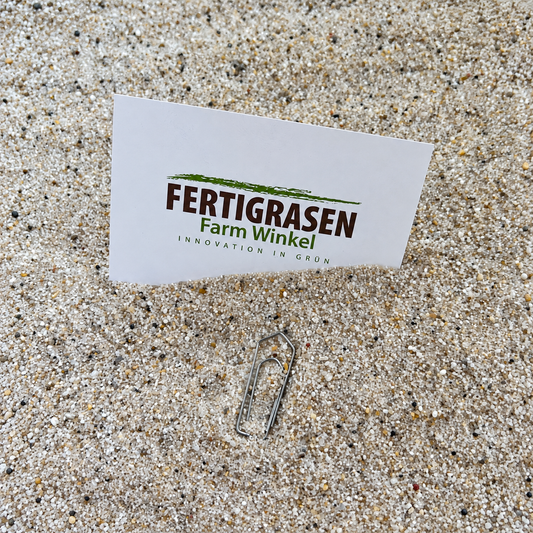 Quarzsand 0,4–1,4 mm mit Visitenkarte und Büroklammer