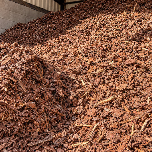 Loser Kiefernrindenmulch als Schüttgut im Lager der Fertigrasen Farm Winkel