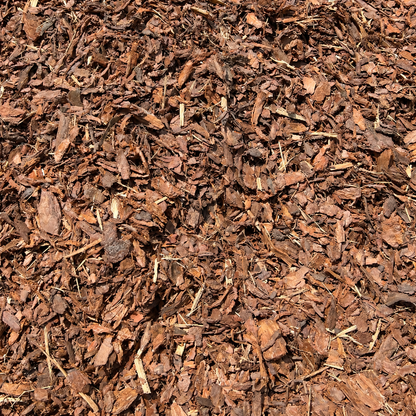 Nahaufnahme von Kiefernrindenmulch mit natürlicher Rindenstruktur