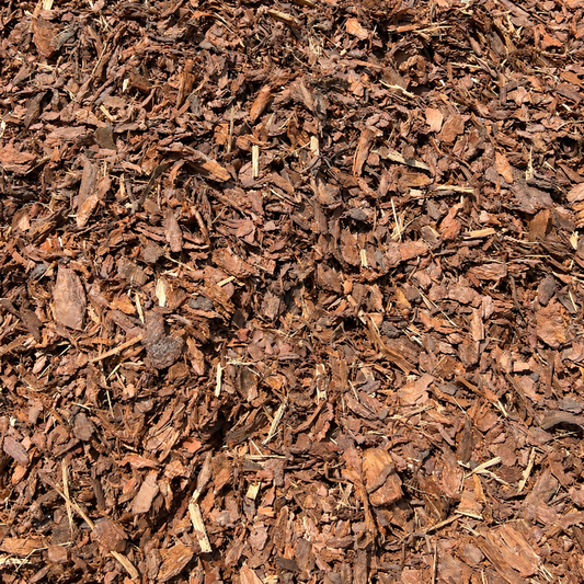 Nahaufnahme von Kiefernrindenmulch mit natürlicher Rindenstruktur